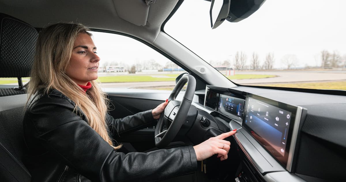 Complexe bediening moderne auto's vormt verkeersveiligheidsrisico