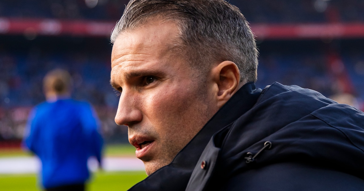Feyenoord beëindigt samenwerking met hoofdtrainer Van Persie