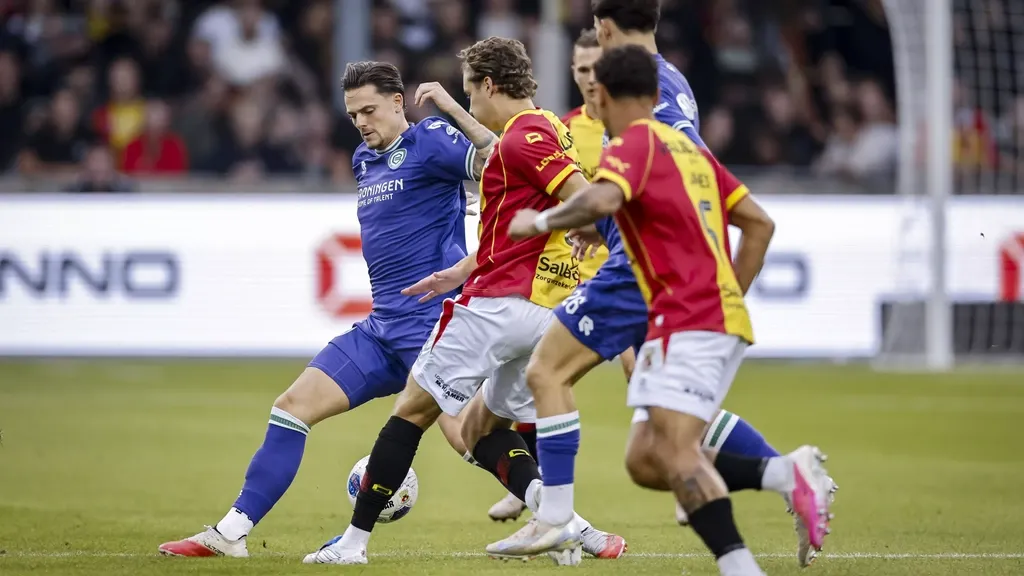 Eredivisie-analyse: Willumsson bezorgt FC Groningen zege in Deventer, KNVB verscherpt vuurwerkprotocol