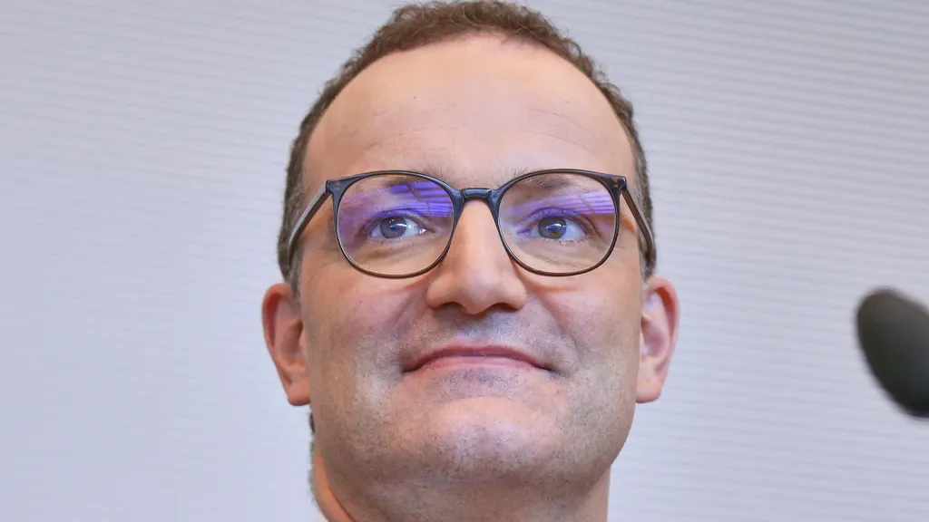CDU-fractieleider Spahn kreeg kind via draagmoeder, ondanks eigen verbod