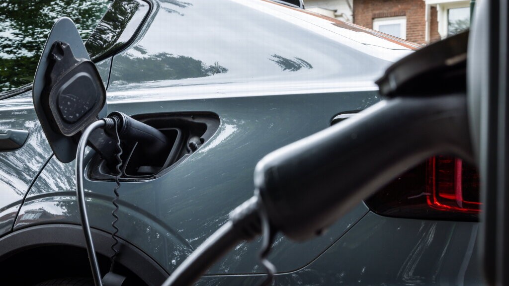 Auto als thuisbatterij: technische verkenning van bidirectioneel laden